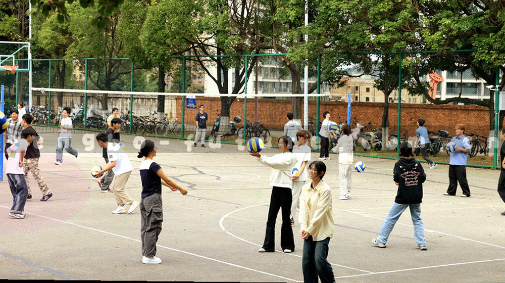 几何色块与折角纸张叠加构成的抽象印章图形